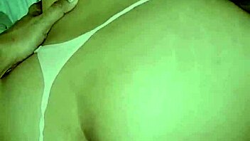 性感菲律宾女孩后入式双插，振动器和丁字裤里的鸡巴