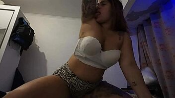 Rebolando e falando muita putaria