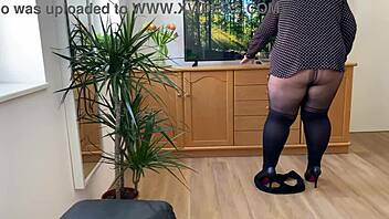 fat milf takes off her pantyhose and pees in a glass bowl