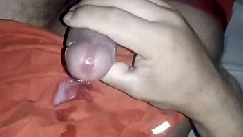 Mais uma gordinha querendo entrar no cacete, ela se masturba pensando nisso