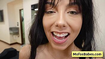 Bianca gets her shaved pussy licked 😋