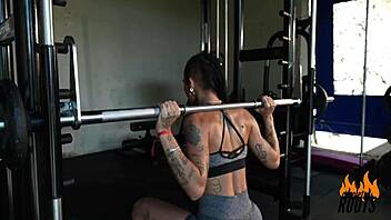 Puta safada goza na academia Caroleta Roots. 😈