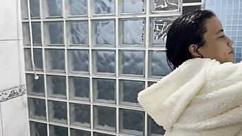 Um Banho Delicioso Da Bibi Mendes Toda Peladinha E Gostosa