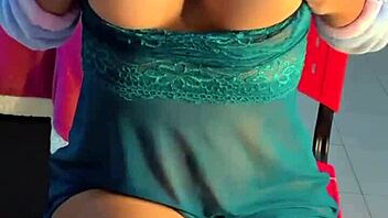 Meia-Irmã Geme De Prazer Adora Gozar Na Boca