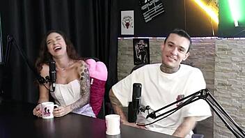 Percebeu Que Dava Pra Ganhar Dinheiro Fazendo Putaria Teve O Pau Elogiado E As Posi��es Favorita Deles - Jujube Del�cia Sheer Red