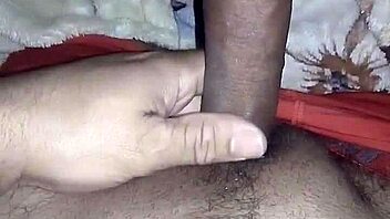 Mais uma gordinha querendo entrar no cacete, ela se masturba pensando nisso