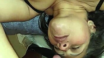 Mi Madrastra Caliente Flashing in Public!