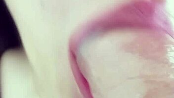 Hon ger fantastisk djup strupsugning hemma 😍 komma i munnen