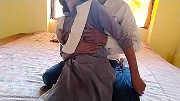 वायरल MMS पर चैट: हॉट इंडियन देसी कॉलेज गर्ल कामसूत्र पोज़ एक्सप्लोर कर रही