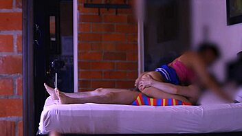 Svigteren og studenten smider hemmelige blikke på vild julefest med venner