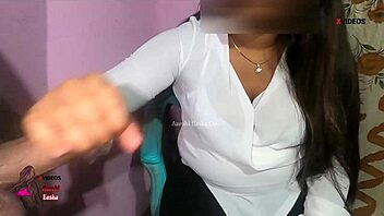 sort indisk læge river tøj af for at tage patientens monsterpik