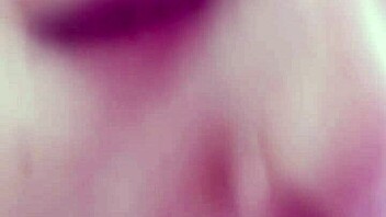 Hon ger fantastisk djup strupsugning hemma 😍 komma i munnen