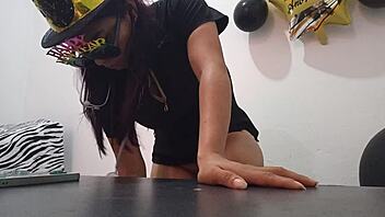 hey, i'm so bored at work that i slip in a butt plug to feel aroused as a total slut