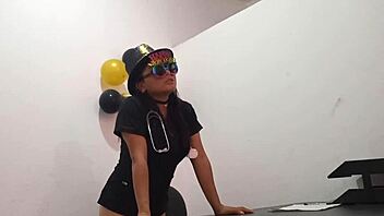 hey, i'm so bored at work that i slip in a butt plug to feel aroused as a total slut