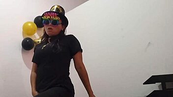 hey, i'm so bored at work that i slip in a butt plug to feel aroused as a total slut