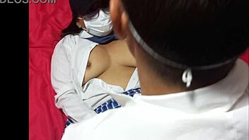 Pecados de estudiantes estudiantes reales se preparan para realizar un trio en cumplea�os