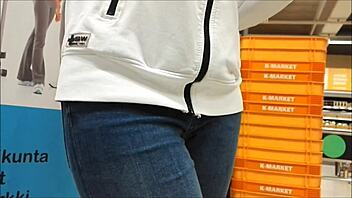 teen ass in tight jeans hidden cam 😏