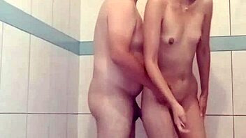 Llega mi novio cansado from work, so I give him a rico baño of mojada lechosa, convincing him once more to atravesar me as regalada.