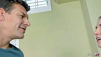 Flexibel blond liten 18+ tjej cheerleader pratar intensiv möte med massiv facial