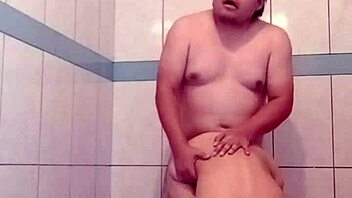 Llega mi novio cansado from work, so I give him a rico baño of mojada lechosa, convincing him once more to atravesar me as regalada.