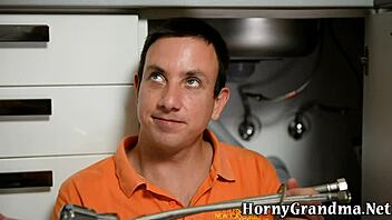 Staručká šľapka tvrdko ošukávaná s orálom, masturbáciou a spermom v puse v HD