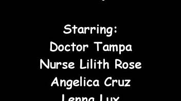 Bakom kulisserna: nya sjuksköterskor Angelica Cruz, Lenna Lux och Reina i latexhandskar på sjukhuset med amningsfetisch