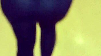 Madura puta callejera con leggins transparentes mostrando su tanga