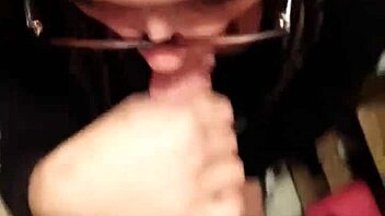 Morena guapa da mamada intensa deepthroat a polla monstruo en primer plano