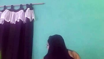 Dançando funk 2 features Brazilian teen amateurs in a lively Portuguese dance sequence.