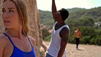 Hotwife Alexis filmează creampie interrasial cu prietenul soțului ei