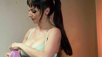 Hey, watch sexy Leana Lovings try new VR massage on her hot client with French subtitles