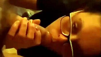 Morena guapa da mamada intensa deepthroat a polla monstruo en primer plano