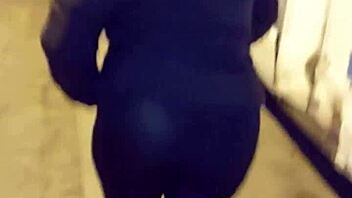 Madura puta callejera con leggins transparentes mostrando su tanga