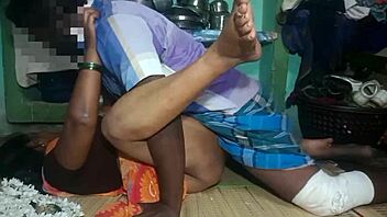 Vroča ženska intenzivno jebana v vaški hiši, strastno obkroža na prostem pri ranču s sosedom