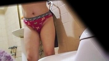 Look at this Colombian milf's open pussy pissing outdoors!