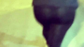 Madura puta callejera con leggins transparentes mostrando su tanga