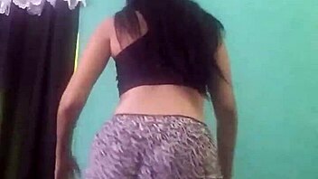 Dançando funk 2 features Brazilian teen amateurs in a lively Portuguese dance sequence.