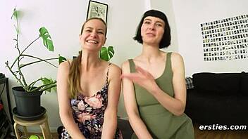 Kenapa Lesbian Bruncet Seksian Ini Ciuman Mesra Gila di Lorong Umum?