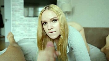 Stepsister sets her book aside to suck cock eagerly, riding cowgirl with wet pussy and natural tits bouncing 😘🍆