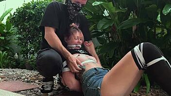 Parkskjønnhet klar for ute-bondage og kittling?