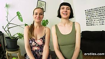 Kenapa Lesbian Bruncet Seksian Ini Ciuman Mesra Gila di Lorong Umum?