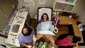 Bakom kulisserna: nya sjuksköterskor Angelica Cruz, Lenna Lux och Reina i latexhandskar på sjukhuset med amningsfetisch