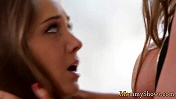 Belle-mère lesbienne scissoring avec salope 18+ jeune