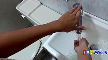 فتيات 18+ بطياز عملاقة يستمتعن بنيك شرجي منزلي ساخن