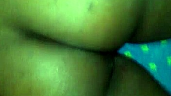 Big butt bubble lady shows off her huge amateur ass