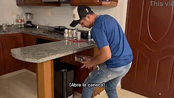 Oh Wow! Seducing Delivery Guy For Deepthroat Pizza Action