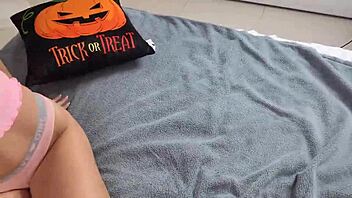 Cute teen babe teases with her pretty ass in homemade pov