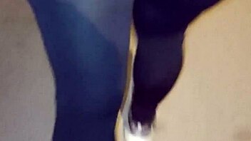 Madura puta callejera con leggins transparentes mostrando su tanga