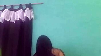 Dançando funk 2 features Brazilian teen amateurs in a lively Portuguese dance sequence.