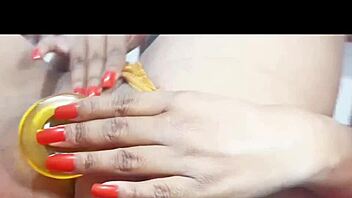 Linda morena brincando com seu consolo in homemade solo masturbation with orgasm